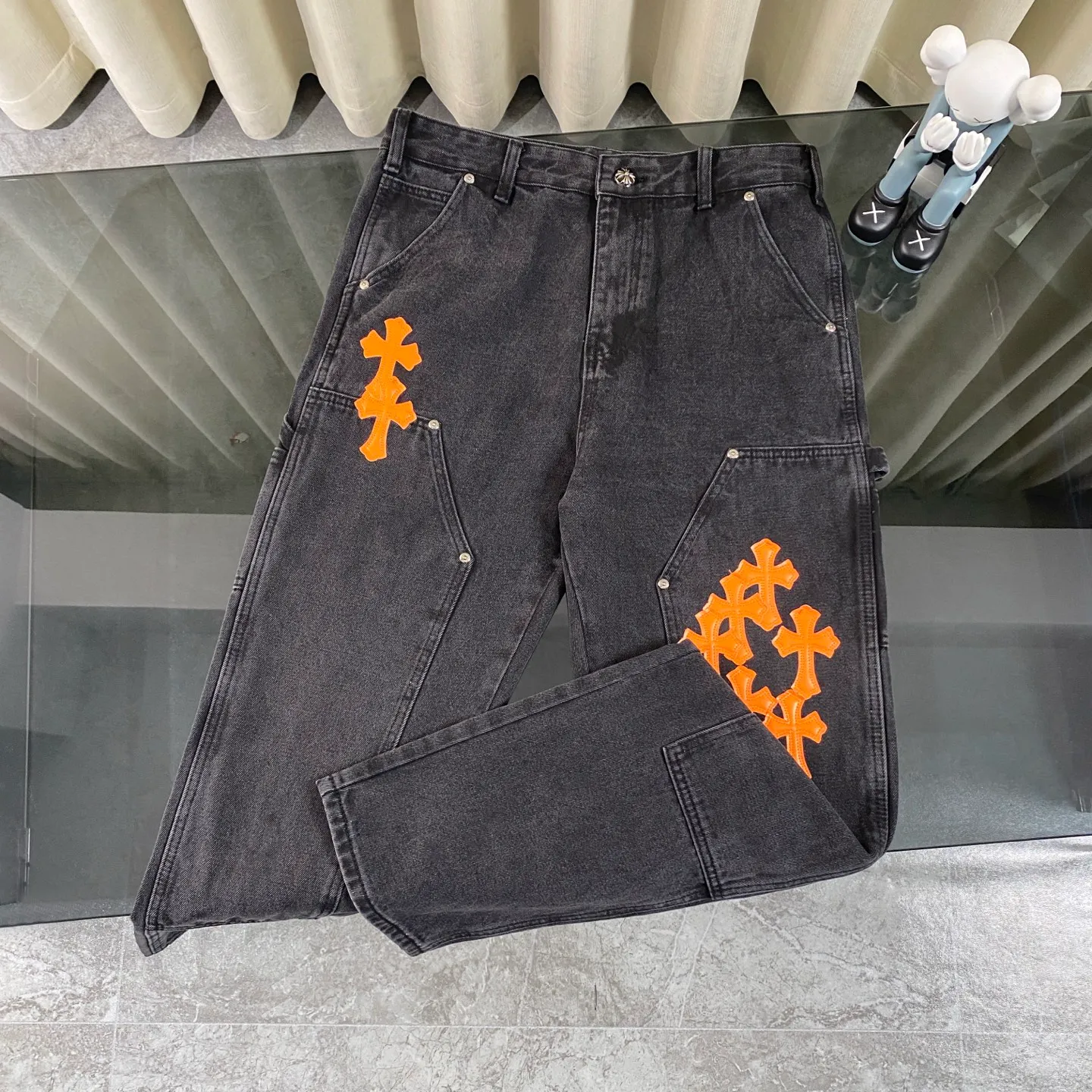 P270 CH Chromehearts limited edition orange cross patch leather black work jeans denim logging pants, counter price 34W level, patch cross pattern embellishment, washed jeans! ! An absolutely high-end luxury product, a 1.9W-level god-level single product, a super popular product, made by top heavy industry, a magic weapon that cannot be missed! [About Zangyin] This is an extremely luxurious fashion brand that can also be called the aristocracy of the high street. It has always been an exclusive brand for some hipsters or rich second generations. Compared with ordinary high streets, it is more luxurious and noble. Compared with luxury brands, it is more fashionable and individual. It has always been a brand that I have a special liking for. [Top heavy industry fashion design] Consistently high-street luxury style. Speaking of this style, the Zangyin family and GU family are definitely the leading representative brands. Especially the Zangyin family has really achieved a state-of-the-art effect in creating high-street style. The unique washed material is used to create this style. The color system is already quite eye-catching. After it is decorated with patchwork cross flowers, it cleverly highlights the charm of the brand. Secondly, this style uses classic The high-waist cutting design highlights the long legs and fashionable temperament of the upper body. The brand is highly recognizable and the slim fit configuration is more suitable for daily wear. It is a product that interprets personality, fashion, and specifications at a glance. This single product is enough to make any fan excited. It can be a white T-shirt for a youthful college style, or a tight suspender for a royal style. It has strong matching ability and can be easily controlled by men.  [Materials and craftsmanship] Needless to say, this point goes without saying. As an excellent craftsman brand, Zangyin’s requirements for details and craftsmanship are really perfect. The washed color of this model has gone through so many processes, not to mention the embellishment of denim appliques. It is also purely hand-made and sewn. Just like what they believe in, only hand-made things have soul and have the meaning of wear. A top-notch heavy-duty fashionable denim item, I look forward to your perfect interpretation! !  Color: black gray Size: 28-34